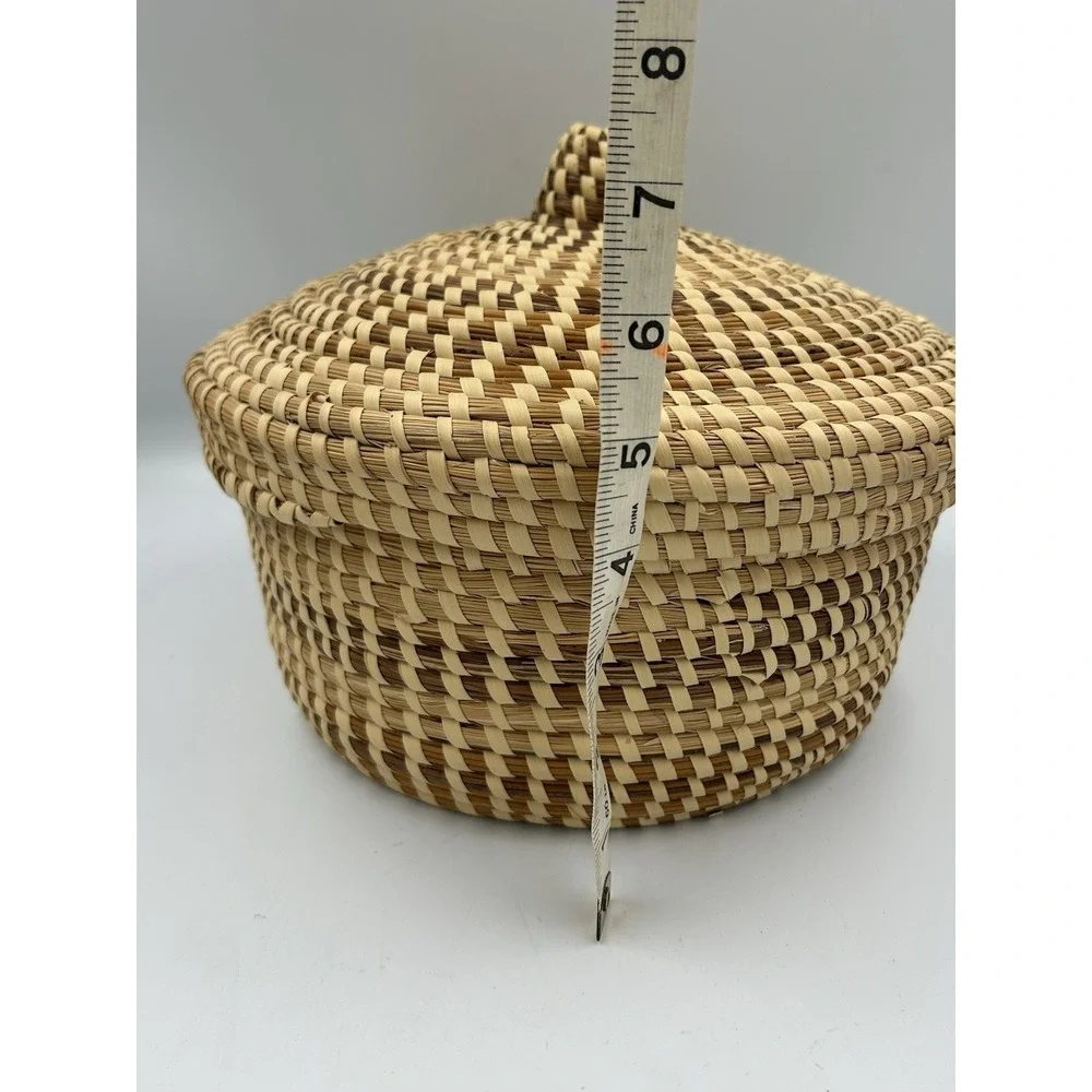 Gullah sweetgrass basket/fitted lid An historic craft in the SC Low-country.